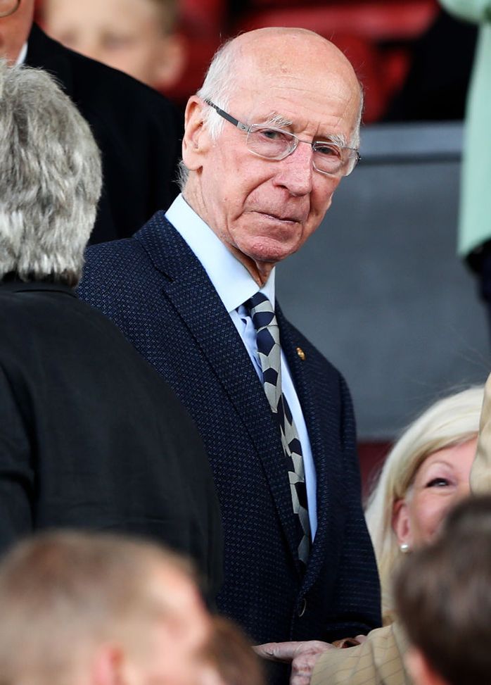 Manchester City, cori ignobili contro Bobby Charlton: il club banna due minorenni e li denuncia- immagine 2