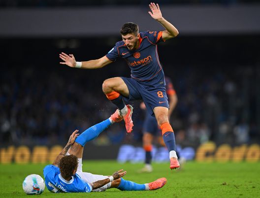 NAPLES, ITALY - OCTOBER 25: Petar Sucic of FC Internazionale in action during the Serie A match between SSC Napoli and FC Internazionale at Stadio Diego Armando Maradona on October 25, 2025 in Naples, Italy. (Photo by Mattia Pistoia - Inter/Inter via Getty Images) Inter-Fiorentina 3-0: non basta De Gea, Calhanoglu e Sucic firmano un altro ko - immagine 6