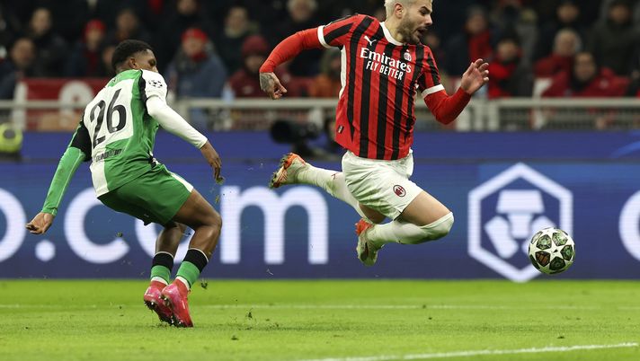 La simulazione di Theo Hernández (difensore AC Milan) durante Milan-Feyenoord 1-1 (Champions League 2024-2025) | News (Getty Images) simulazione Theo Hernández AC Milan Milan-Feyenoord 1-1 Champions League 2024-2025