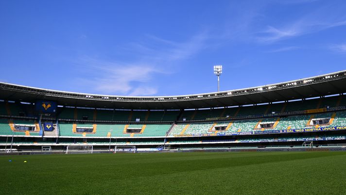VERONA, ITALY - MARCH 07: A general view inside the stadium prior to the Serie A match between Hellas Verona FC and AC Milan at Stadio Marcantonio Bentegodi on March 07, 2021 in Verona, Italy. Sporting stadiums around Italy remain under strict restrictions due to the Coronavirus Pandemic as Government social distancing laws prohibit fans inside venues resulting in games being played behind closed doors. (Photo by Alessandro Sabattini/Getty Images) Verona-Torino, le ultime dai campi: finisce il riscaldamento - immagine 1