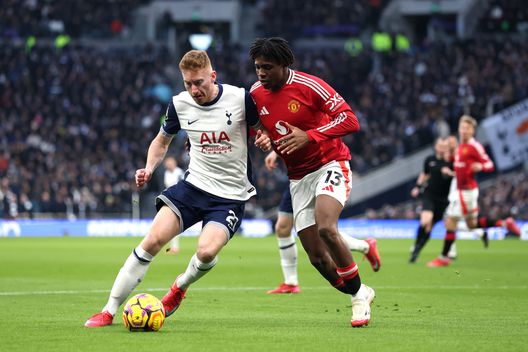 Dejan Kulusevski e Patrick Dorgu nel corso dell'ultima sfida tra Tottenham e Manchester United. (Foto di Alex Pantling/Getty Images) Tottenham-Manchester United, vinceranno i Red Devils? Il pronostico per la finale- immagine 2