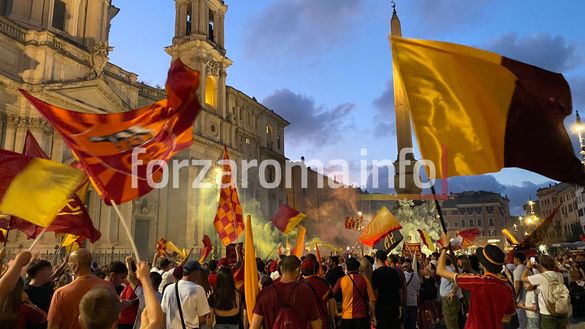 Festa Roma per i 98 anni: diecimila tifosi in corteo tra cori e bandiere – LIVE- immagine 7