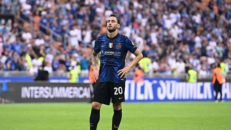 MILAN, ITALY - MAY 22: Hakan Calhanoglu of FC Internazionale shows his dejection afte rthe Serie A match between FC Internazionale and UC Sampdoria at Stadio Giuseppe Meazza on May 22, 2022 in Milan, Italy. (Photo by Mattia Ozbot - Inter/Inter via Getty Images)
