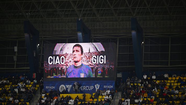 Imbarazzo a Riyadh fischi per Gigi Riva: era successo anche per Beckenbauer - immagine 1