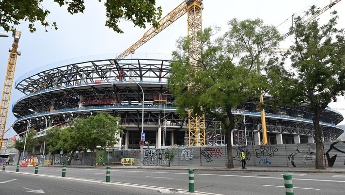 BARCELONA, SPAIN - AUGUST 25: A general view of the outside of the Spotify Camp Nou stadium under construction on August 25, 2025 in Barcelona, Spain. (Photo by David Ramos/Getty Images) Barcellona: arriva il permesso per tornare al Camp Nou, ma il club preferisce aspettare. La motivazione - immagine 1