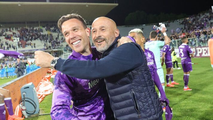 FLORENCE, ITALY - MAY 13: Head coach Vincenzo Italiano manager of ACF Fiorentina and Arthur Melo of ACF Fiorentina celebrate the victory after during the Serie A TIM match between ACF Fiorentina and AC Monza at Stadio Artemio Franchi on May 13, 2024 in Florence, Italy.(Photo by Gabriele Maltinti/Getty Images) Fiorentina, che sorpresa nel finale contro il Cagliari: il rigore lo tira Arthur e non sbaglia - immagine 1
