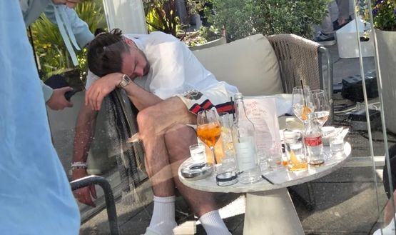 Pomeriggio di ‘bevute’ con gli amici: le foto di Grealish addormentato fanno il giro del web- immagine 2