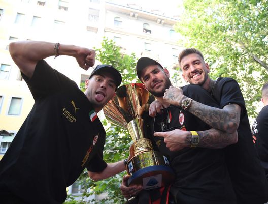 Milano, Italia - 23 maggio 2022: Brahim Diaz, Theo Hernández e Samu Castillejo durante la parata Scudetto del Milan. (Foto di Claudio Villa/AC Milan via Getty Images) Theo Hernández all’Al-Hilal, ora è ufficiale: addio al Milan dopo 6 stagioni- immagine 3