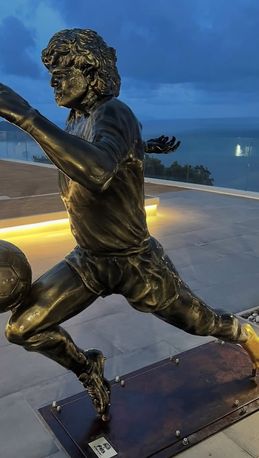 GALLERY Sorpresa per Geolier! Acquistata la statua di Maradona per la sua super villa - immagine 3