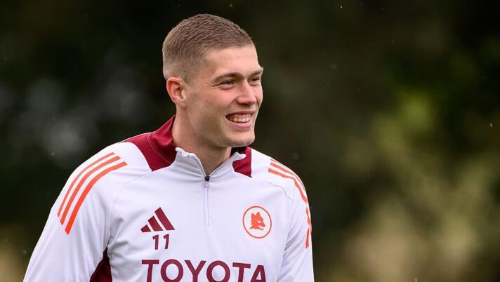 ROME, ITALY - APRIL 24: Artem Dovbyk of AS Roma during a training session at Centro Sportivo Fulvio Bernardini on April 24, 2025 in Rome, Italy. (Photo by Fabio Rossi/AS Roma via Getty Images) Da Dovbyk e El Aynaoui a Tsimikas e Soulé: la probabile della Roma in Europa League - immagine 1