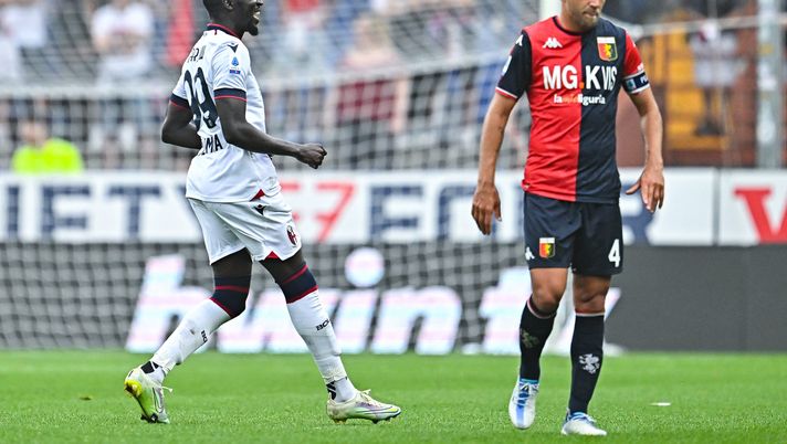 GENOA, ITALY - MAY 21: Musa Barrow of Bologna (L) celebrates after scoring a goal as Domenico Criscito of Genoa reacts with disappointment during the Serie A match between Genoa CFC and Bologna Fc at Stadio Luigi Ferraris on May 21, 2022 in Genoa, Italy. (Photo by Getty Images) Bologna a caccia di quota 70: solo due volte ci è riuscito- immagine 1