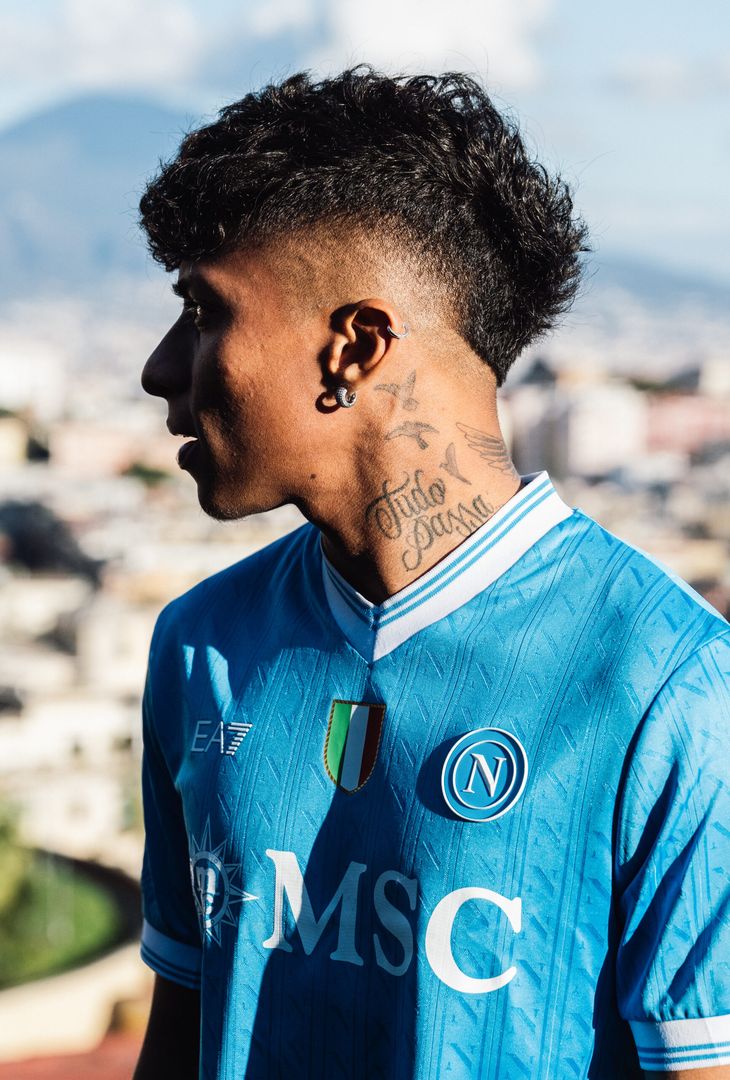 Dopo una lunga trattativa, Alisson Santos è diventato un nuovo giocatore del Napoli. L'esterno brasiliano, proveniente dallo Sporting, ha firmato il suo contratto in azzurro in una location d'eccezione, sullo sfondo del Golfo partenopeo.