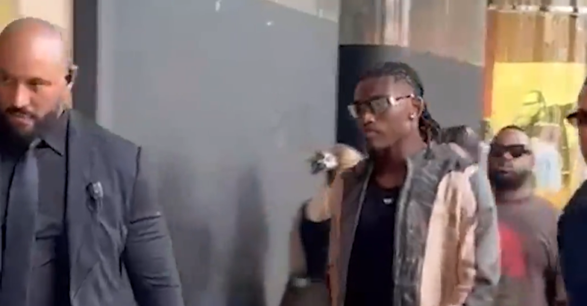 Milan, si è rivisto Leao: incontro in centro a Milano con i tifosi | VIDEO Milan, si è rivisto Leao: incontro in centro a Milano con i tifosi | VIDEO