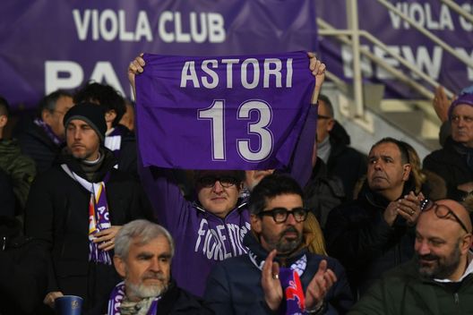 FLORENCE, ITALY - MARCH 04:ACF Fiorentina fans in memory of late player Davide Astori during the Serie A match between ACF Fiorentina and AC MIlan at Stadio Artemio Franchi on March 04, 2023 in Florence, Italy. (Photo by Alessandro Sabattini/Getty Images) Bruno Astori: “Siamo riconoscenti e grati per lo stadio intitolato a Davide”- immagine 2