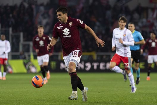 TURIN, ITALY - DECEMBER 13: Giovanni Simeone of Torino FC in action during the Serie A match between Torino FC and US Cremonese at Stadio Olimpico Grande Torino on December 13, 2025 in Turin, Italy. (Photo by Stefano Guidi - Torino FC/Torino FC 1906 via Getty Images)
