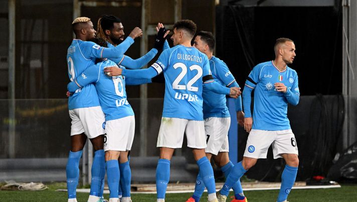 NAPLES, ITALY - DECEMBER 16: Victor Osimhen of SSC Napoli (L) celebrates with teammates after scoring their team's first goal during the Serie A TIM match between SSC Napoli and Cagliari Calcio at Stadio Diego Armando Maradona on December 16, 2023 in Naples, Italy. (Photo by Francesco Pecoraro/Getty Images) Napoli in difficoltà ma non in trasferta: solo Inter e Juve hanno fatto meglio - immagine 1