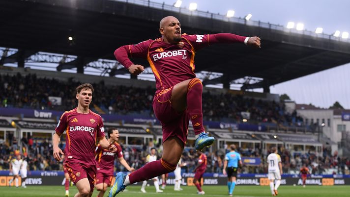PARMA, ITALY - MAY 10: Donyell Malen of AS Roma celebrates scoring his team's third goal during the Serie A match between Parma Calcio 1913 and AS Roma at Stadio Ennio Tardini on May 10, 2026 in Parma, Italy. (Photo by Alessandro Sabattini/Getty Images) Malen al fotofinish regala i 3 punti alla Roma! Battuto 3-2 il Parma al Tardini - immagine 1