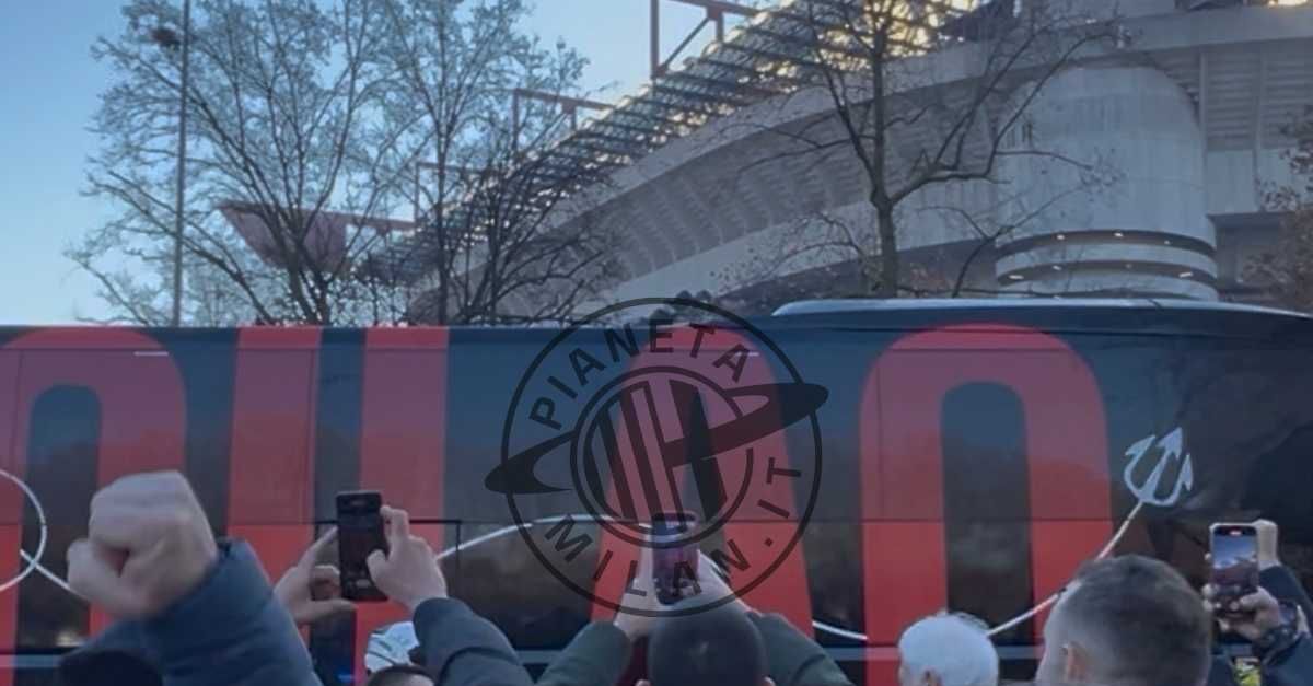VIDEO, Milan Sassuolo: pullman rossonero arrivato a San Siro | PM News VIDEO, Milan Sassuolo: pullman rossonero arrivato a San Siro | PM News