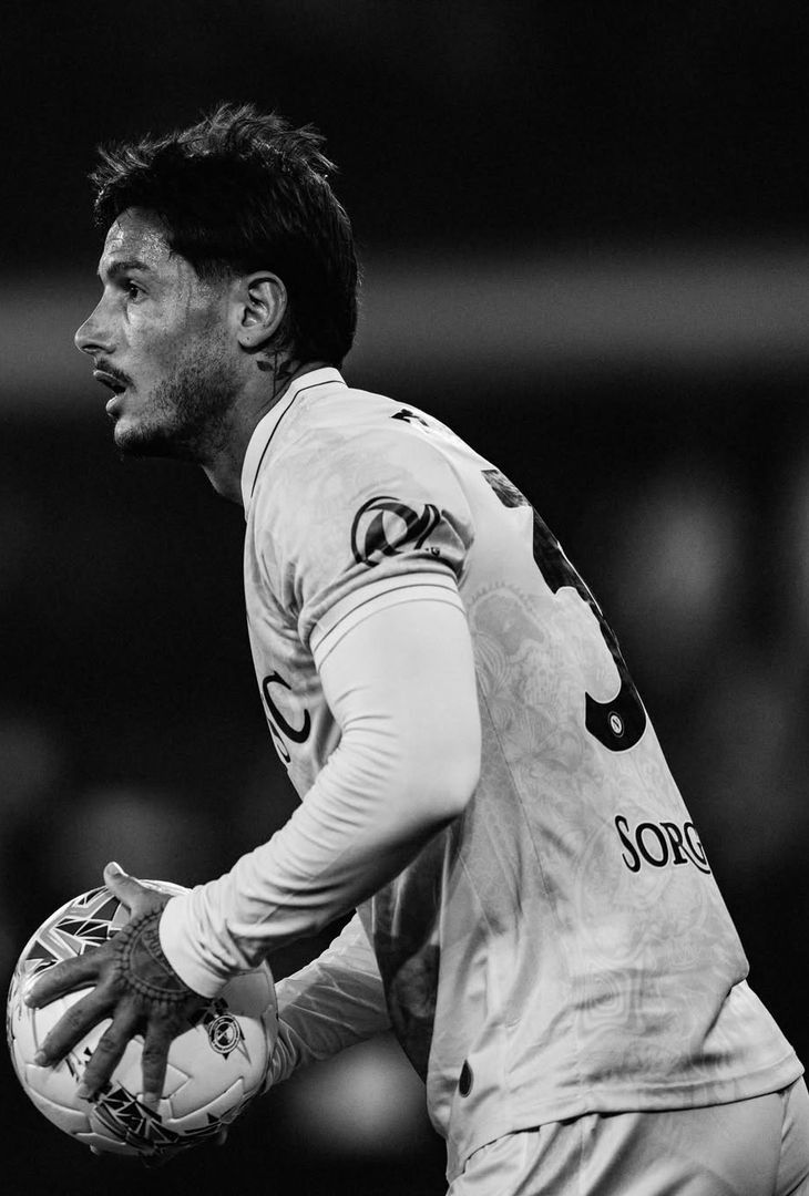 La frustrazione per il pareggio subito al primo tiro in porta e l'emozione di riuscire a portare i tre punti a casa a tempo scaduto: due facce della stessa medaglia che compongono il riassunto 'in bianco e nero' di Hellas Verona-Napoli realizzato dall'admin dell'account Instagram della compagine partenopea.