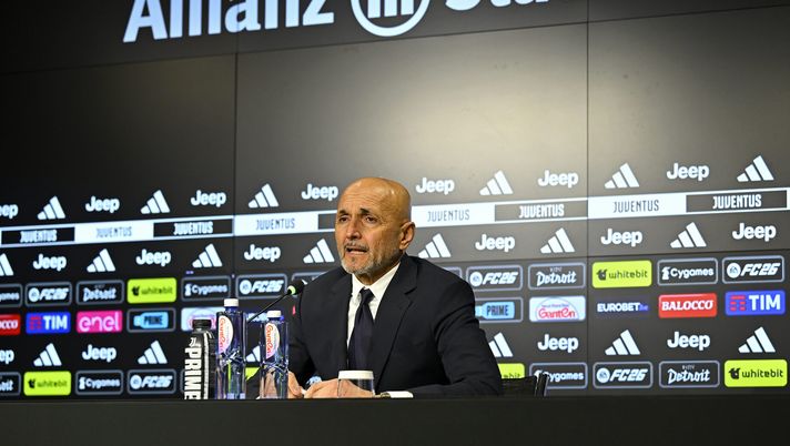 TURIN, ITALY - FEBRUARY 07: Juventus head coach Luciano Spalletti during a Juventus Press Conference at Allianz Stadium on February 07, 2026 in Turin, Italy. (Photo by Filippo Alfero - Juventus FC/Juventus FC via Getty Images) La Juve chiede la grazia per il rosso a Kalulu, Spalletti: “È un’ingiustizia!” - immagine 1