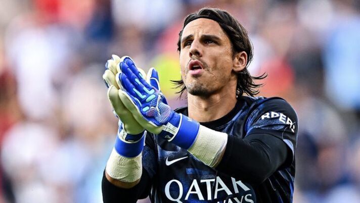 GENOA, ITALY - AUGUST 17: Yann Sommer of Inter greets the crowd during a warm-up session prior to kick-off in the Serie A match between Genoa and Inter at Stadio Luigi Ferraris on August 17, 2024 in Genoa, Italy. (Photo by Simone Arveda/Getty Images) Sommer: “Ora siamo dentro al torneo al 100%. Vogliamo sempre arrivare in fondo” - immagine 1