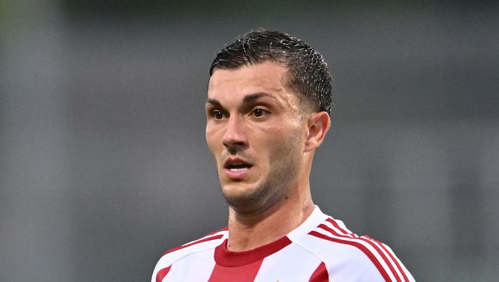 CASTEL DI SANGRO, ITALY - AUGUST 14: Gabriel Strefezza of Olympiacos looks on during the pre-season friendly match between Napoli and Olympiacos at Stadio Teofilo Patini on August 14, 2025 in Castel di Sangro, Italy. (Photo by Giuseppe Bellini/Getty Images) Milan-Parma, Strefezza ammette: “Partita difficilissima” - immagine 1