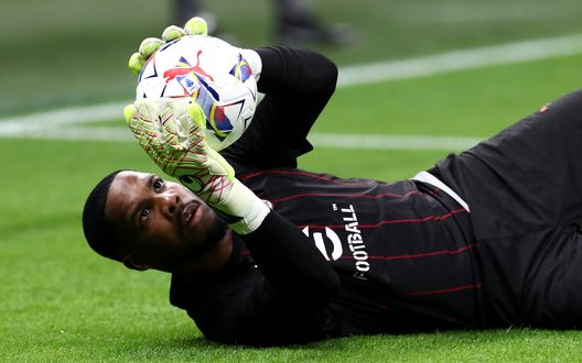 MILAN, ITALY - APRIL 05: Mike Maignan of AC Milan warms up prior to the Serie A match between AC Milan and Fiorentina at Stadio Giuseppe Meazza on April 05, 2025 in Milan, Italy. (Photo by Marco Luzzani/Getty Images) Maignan