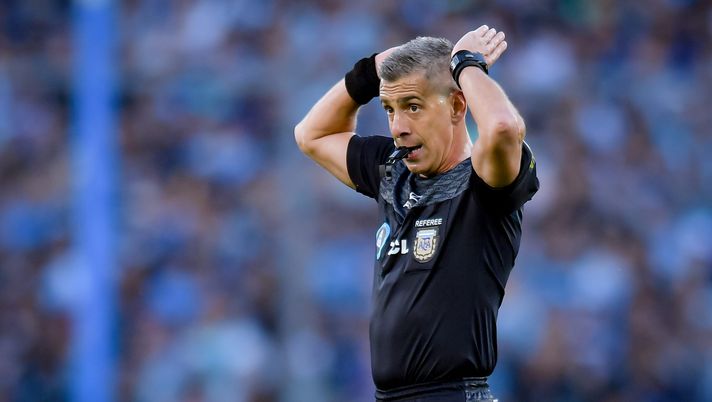 AVELLANEDA, ARGENTINA - SEPTEMBER 14: Referee Hernan Mastrangelo gestures during a Liga Profesional 2024 match between Racing Club and Boca Juniors at Presidente Peron Stadium on September 14, 2024 in Avellaneda, Argentina. (Photo by Marcelo Endelli/Getty Images) Polemica in River Plate-Racing: l’arbitro sarebbe un tifoso dei Millonarios- immagine 2
