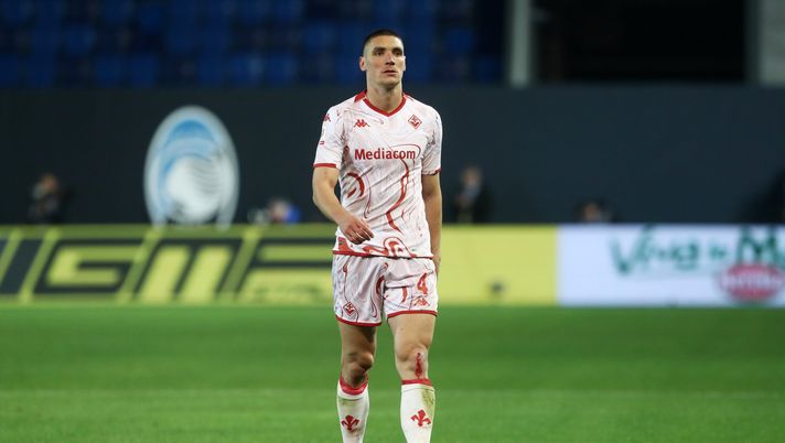 BERGAMO, ITALY - APRIL 24: Nikola Milenkovic of ACF Fiorentina looks on as he leaves the pitch after receiving a red card during the Coppa Italia Semi-final second leg match between Atalanta and ACF Fiorentina at Stadio Atleti Azzurri d'Italia on April 24, 2024 in Bergamo, Italy. (Photo by Marco Luzzani/Getty Images) Il vecchio problema della Fiorentina: regala sempre troppo, vedi Milenkovic - immagine 1