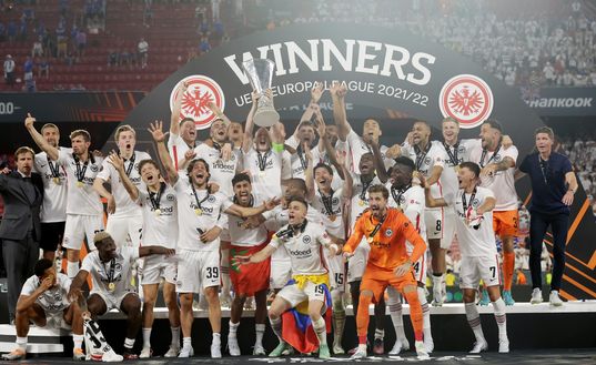 SEVILLE, SPAIN - MAY 18: Sebastian Rode of Eintracht Frankfurt lifts the UEFA Europa League Trophy following their team's victory during the UEFA Europa League final match between Eintracht Frankfurt and Rangers FC at Estadio Ramon Sanchez Pizjuan on May 18, 2022 in Seville, Spain. (Photo by Alex Pantling/Getty Images) Torino-Eintracht: chi sono i tedeschi che hanno vinto l’Europa League- immagine 2