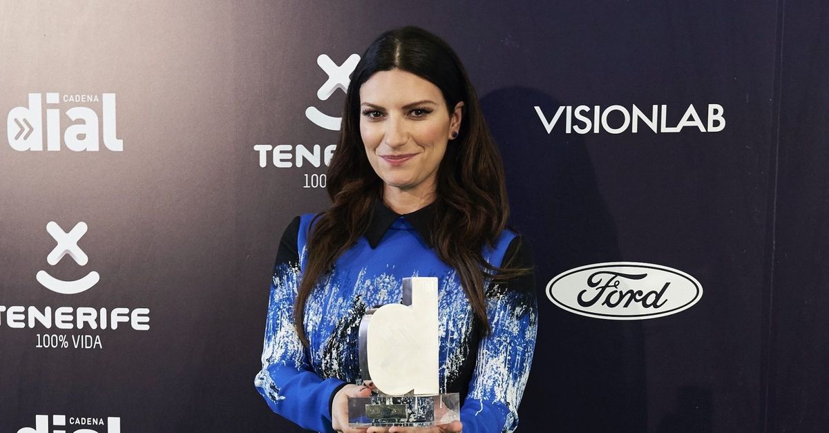 Derby Inter Milan, Laura Pausini festeggia e punzecchia gli interisti | SOCIAL