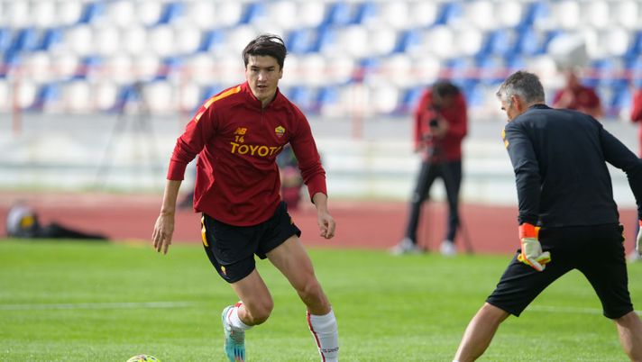 ALBUFEIRA, PORTUGAL - DECEMBER 21: AS Roma player Eldor Shomurodov during a training session at Estadio Municipal de Albufeira on December 21, 2022 in Albufeira, Portugal. (Photo by Fabio Rossi/AS Roma via Getty Images) Shomurodov: “Alla Roma non è andata bene. Resta una grande tifoseria” - immagine 1