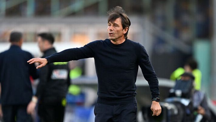 NAPLES, ITALY - APRIL 18: Antonio Conte SSC Napoli head coach gestures during the Serie A match between SSC Napoli and SS Lazio at Stadio Diego Armando Maradona on April 18, 2026 in Naples, Italy. (Photo by Francesco Pecoraro/Getty Images) Conte: “Ho deciso da un mese: vado via! A Napoli ci sono tanti falliti, rispondo così sulla Nazionale” - immagine 1
