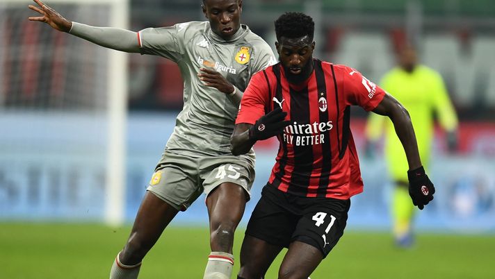 MILAN, ITALY - JANUARY 13: Tiemoue Bakayoko of AC Milan competes for the ball with Kevin Yeboah of Genoa CFC during the Coppa Italia match between AC Milan and Genoa CFC at Stadio Giuseppe Meazza on January 13, 2022 in Milan, Italy. (Photo by Claudio Villa/AC Milan via Getty Images)