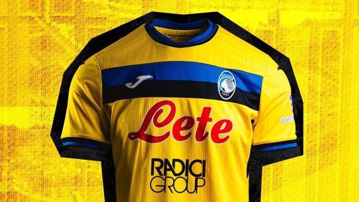 Atalanta, presentata la terza maglia: base gialla, ma c’è anche il nerazzurro Atalanta, presentata la terza maglia: base gialla, ma c’è anche il nerazzurro - immagine 1