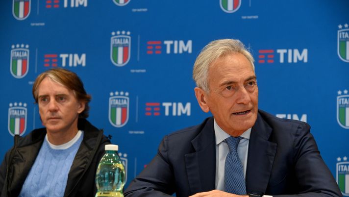 ROME, ITALY - APRIL 03: Roberto Mancini head coach of Italy and FIGC President Gabriel Gravina during the FIGC & TIM press conference on April 03, 2023 in Rome, Italy. (Photo by Marco Rosi/Getty Images) Pistocchi: “Spalletti non ha colpe, Gravina ha fatto danni ovunque” - immagine 1