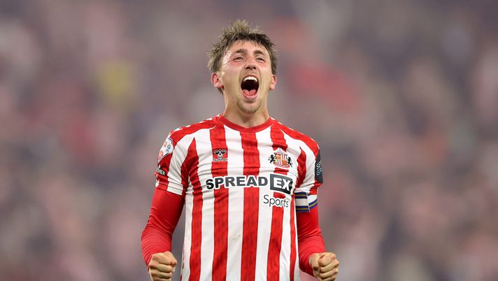SUNDERLAND, ENGLAND - MAY 13: Dan Neil of Sunderland celebrates after Sunderland win 3-2 on aggregate following the Sky Bet Championship Play-Off Semi Final Second Leg match between AFC Sunderland and Coventry City at Stadium of Light on May 13, 2025 in Sunderland, England. (Photo by George Wood/Getty Images) Mercato Roma, occhi in Inghilterra: piace Dan Neil del Sunderland - immagine 1