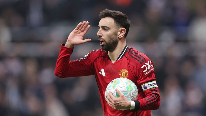 NEWCASTLE UPON TYNE, ENGLAND - MARCH 04: Bruno Fernandes of Manchester United reacts after Newcastle United are awarded a penalty during the Premier League match between Newcastle United and Manchester United at St James' Park on March 04, 2026 in Newcastle upon Tyne, England. (Photo by George Wood/Getty Images) Bruno Fernandes Manchester United