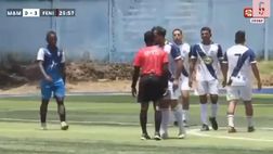 VIDEO / Ecuador, rissa furibonda tra arbitro e giocatore