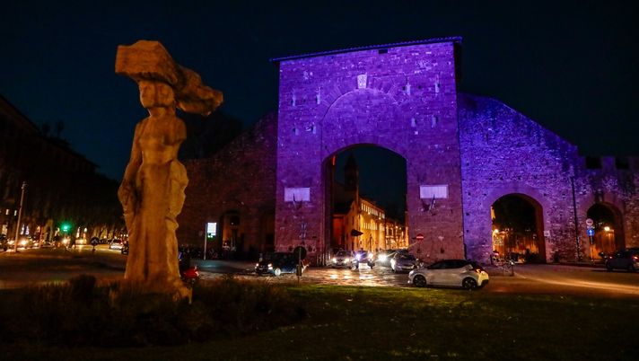 FOTO VN – Firenze rende omaggio a Commisso: le porte colorate di viola - immagine 1