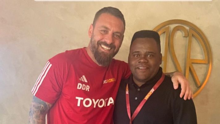 Roma, visita di Simplicio a Trigoria: foto con De Rossi, Dybala e la Conference Roma, visita di Simplicio a Trigoria: foto con De Rossi, Dybala e la Conference - immagine 1