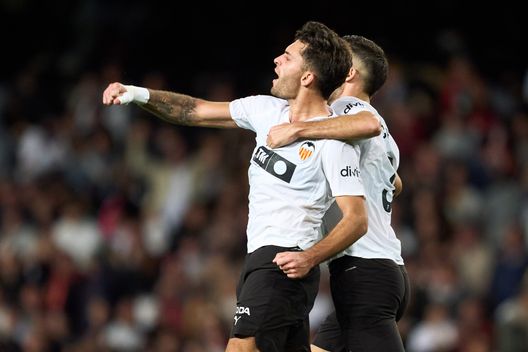 VALENCIA, SPAGNA - 7 DICEMBRE: Hugo Duro del Valencia CF esulta dopo aver segnato durante la partita tra Valencia CF e Sevilla FC (Photo by Mateo Villalba Sanchez/Getty Images) Atletico Madrid-Valencia, la stabilità della capitale contro l’estro valenciano- immagine 3