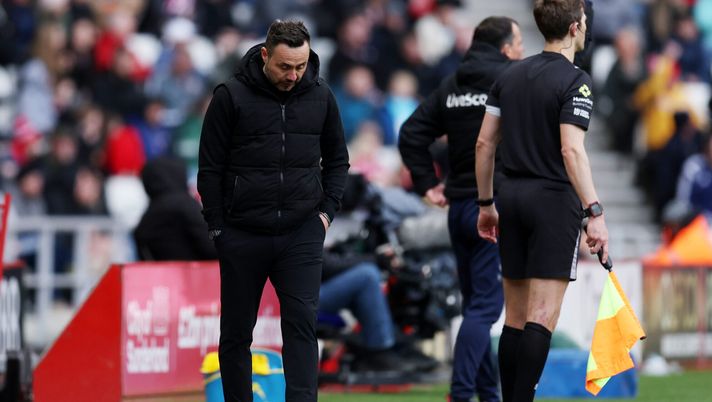 SUNDERLAND, ENGLAND - APRIL 12: Roberto De Zerbi, Manager of Tottenham Hotspur, looks down during the Premier League match between Sunderland and Tottenham Hotspur at Stadium of Light on April 12, 2026 in Sunderland, England. (Photo by George Wood/Getty Images) Esordio amaro per De Zerbi, ko con il Sunderland e terzultimo posto - immagine 1