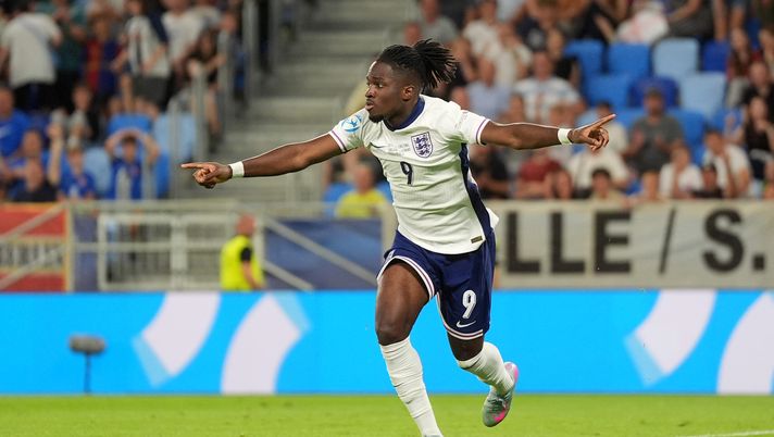 BRATISLAVA, SLOVAKIA - JUNE 28: Jonathan Rowe of England celebrates scoring his team's third goal during the UEFA European Under-21 Championship 2025 Final match between England and Germany at National Football stadium on June 28, 2025 in Bratislava, Slovakia. (Photo by Christian Hofer/Getty Images) Mercato Roma, c’è un nuovo nome per l’attacco: occhi su Rowe del Marsiglia - immagine 1