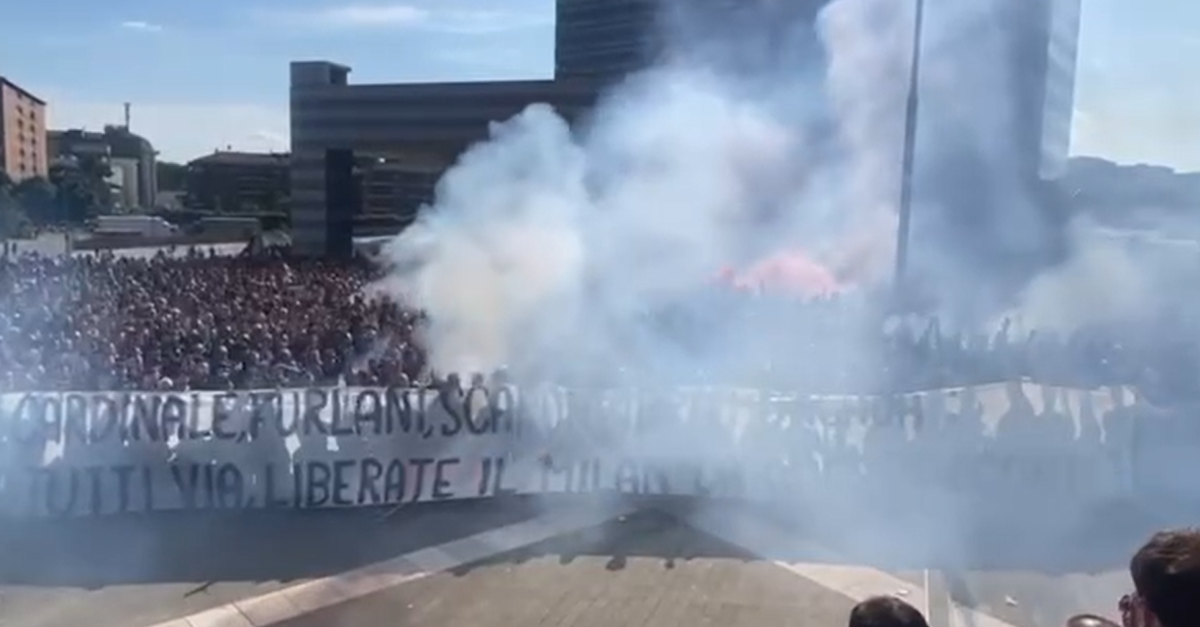 VIDEO – Milan, Curva Sud: il coro contro Ibra, Furlani e Scaroni | PM NEWS VIDEO – Milan, Curva Sud: il coro contro Ibra, Furlani e Scaroni | PM NEWS