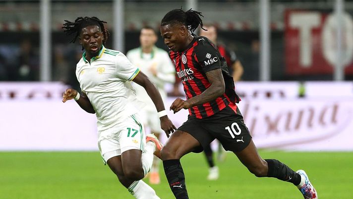 MILAN, ITALY - NOVEMBER 02: Rafael Leao of AC Milan is pressured by Manu Kone’ of AS Roma during the Serie A match between AC Milan and AS Roma at Giuseppe Meazza Stadium on November 02, 2025 in Milan, Italy. (Photo by Marco Luzzani/Getty Images) Roma-Milan, dove vedere il big match in diretta tv e streaming LIVE - immagine 1