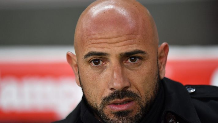 TURIN, ITALY - NOVEMBER 29: Carpi FC head coach Nicola Antonio Calabro looks on during the TIM Cup match between Torino FC and Carpi FC on November 29, 2017 in Turin, Italy. (Photo by Valerio Pennicino/Getty Images) Carrarese, Calabro: “Sono nato con Conte nella testa, è un vincente! L’ho studiato” - immagine 1