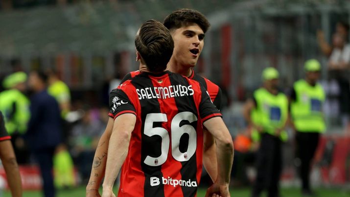 Davide Bartesaghi e Alexis Saelemaekers, giocatori AC Milan, esultano per il gol del belga in Milan-Cagliari 1-2 (Serie A 2025-2026) | News (Credits foto: Getty Images) Davide Bartesaghi e Alexis Saelemaekers, giocatori AC Milan, esultano per il gol del belga in Milan-Cagliari 1-2 di Serie A