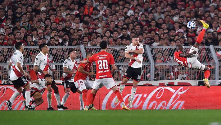BUENOS AIRES, ARGENTINA - AUGUST 01: Enner Valencia (R) of Internacional tries a bicycle kick during a Copa CONMEBOL Libertadores 2023 round of sixteen first leg match between River Plate and Internacional at Estadio Más Monumental Antonio Vespucio Liberti on August 01, 2023 in Buenos Aires, Argentina. (Photo by Marcelo Endelli/Getty Images) Cavani, Lanzini, Vidal e… un ex Pescara: riecco il sogno Libertadores - immagine 1