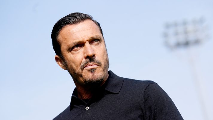 SOLBIATE ARNO, ITALY - OCTOBER 19: Massimo Oddo head coach of AC Milan Futuro during the pitch inspection prior to the match of serie D between AC Milan Futuro and Caldiero Terme at Stadio Felice Chinetti on October 19, 2025 in Solbiate Arno, Italy. (Photo by Pier Marco Tacca/AC Milan via Getty Images) Milan Futuro, Oddo: “Abbiamo messo più grinta. Bartesaghi? Un esempio da seguire” - immagine 1